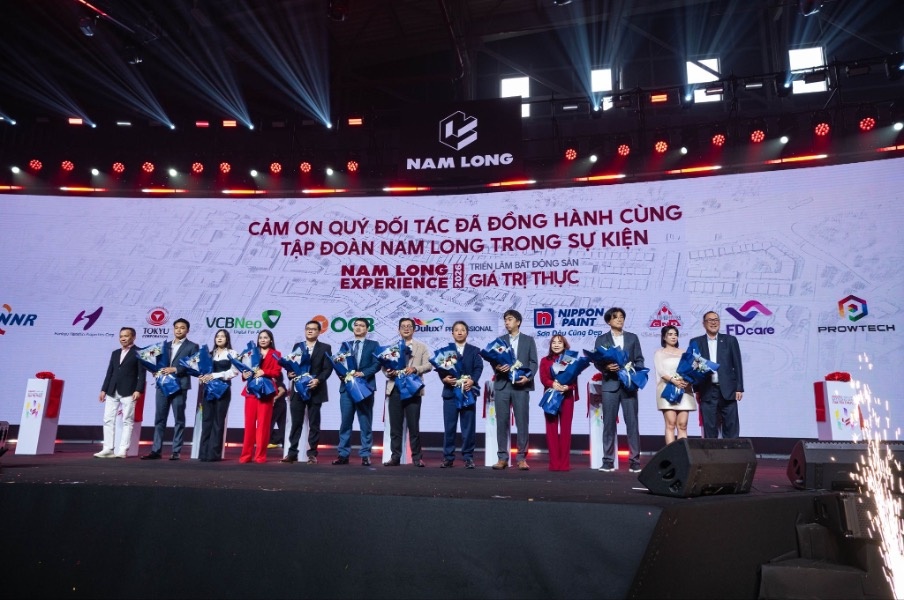 VCBNeo nhận hoa tri ân với vai trò Nhà tài trợ Bạc tại Nam Long Experience 2026