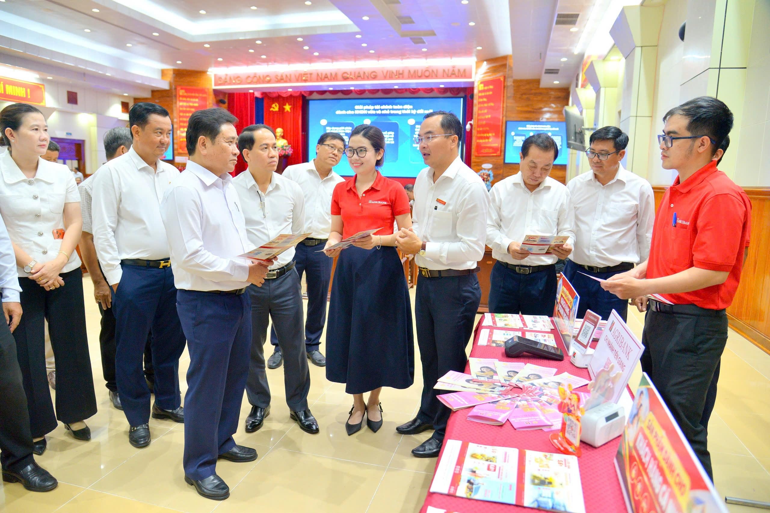 Ông Phạm Minh Tú, Giám đốc NHNN Khu vực 13 tham gia với lãnh đạo UBND tỉnh Đồng Tháp và các sở ngành tham quan khu vực giới thiệu các giải pháp tín dụng của ngân hàng tại hội nghị. Ảnh: NHNN khu vực 13