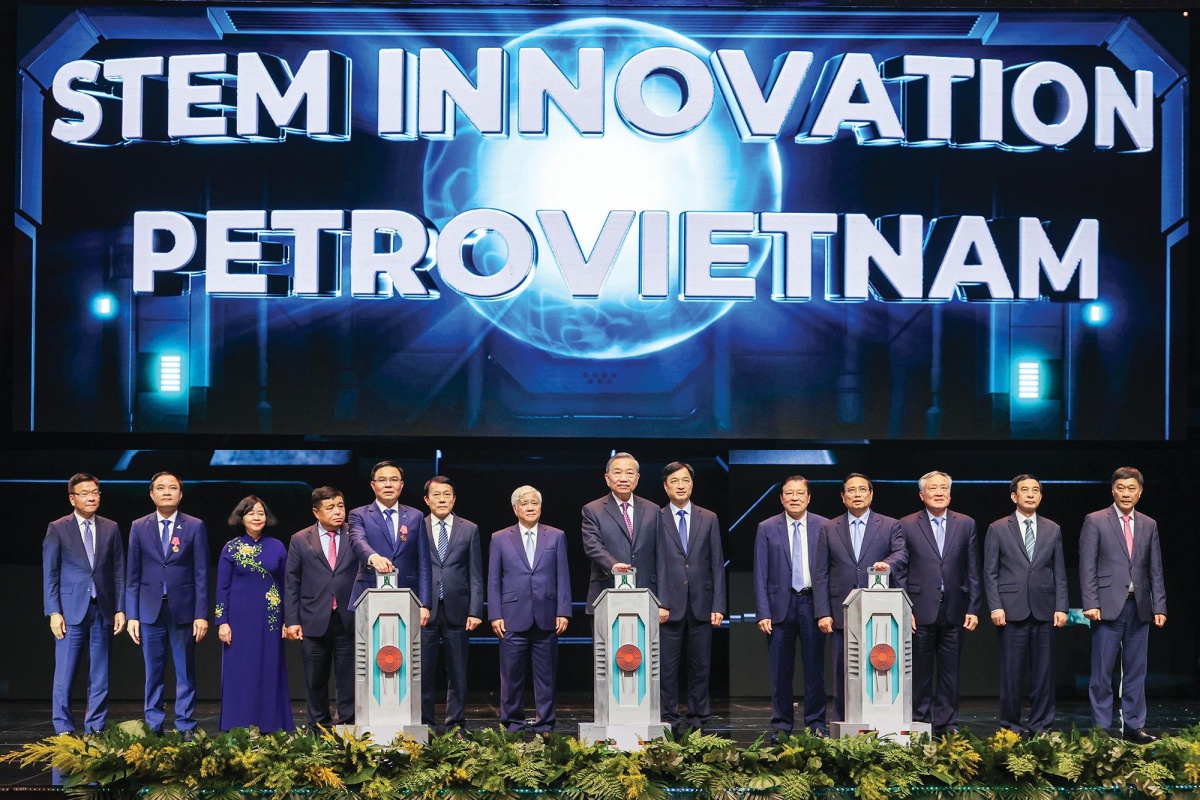 Ảnh 1: Tổng Bí thư Tô Lâm cùng lãnh đạo Đảng, Chính phủ, PETROVIETNAM khởi động chương trình STEM INNOVATION PETROVIETNAM – Kiến tạo tương lai xanh vào tháng 9/2025.