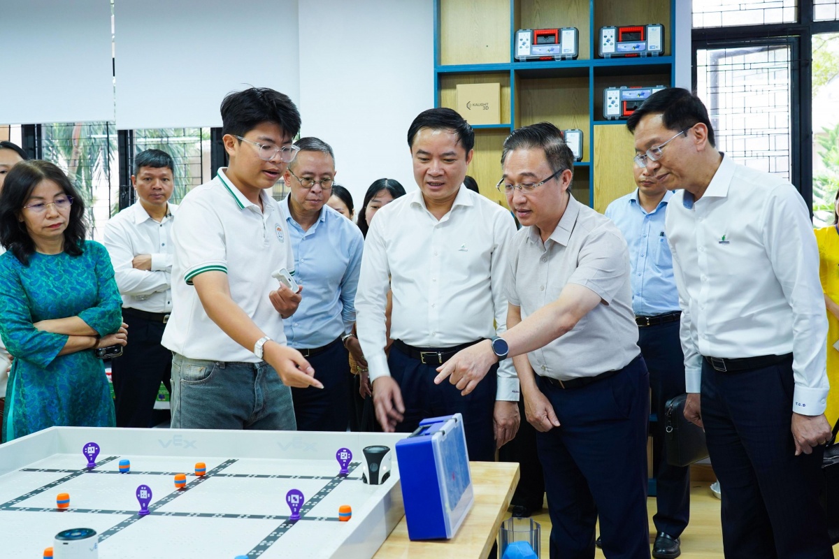 Ảnh 2: Lãnh đạo PETROVIETNAM, lãnh đạo TP Hồ Chí Minh nghe học sinh Trường THPT Châu Thành, TP. Hồ Chí Minh giới thiệu về hoạt động tại phòng STEM.