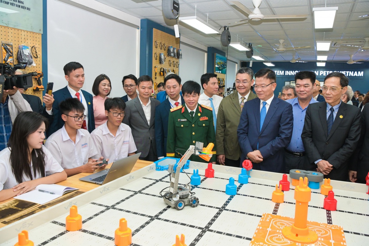Ảnh 3: Lãnh đạo Chính phủ, lãnh đạo PETROVIETNAM tại phòng STEM Trường THPT Hàm Rồng, Thanh Hóa.