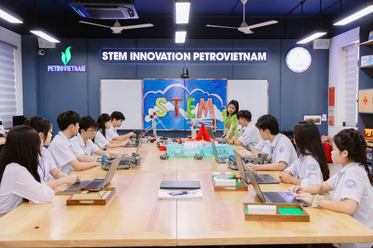 Ảnh 4: Không gian phòng Lab STEM tại trường THPT Cam Đường, Lào Cai được PETROVIETNAM đầu tư nhiều trang thiết bị hiện đại, đạt chuẩn quốc tế.