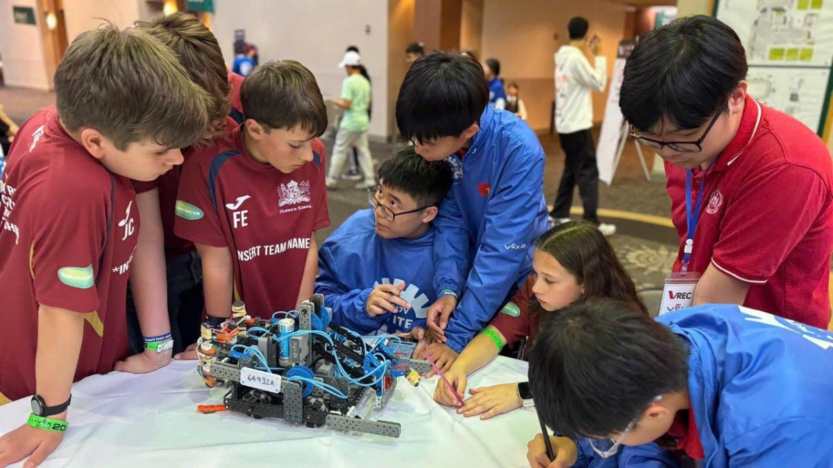Ảnh 6: Học sinh Việt Nam tự tin giao lưu, trao đổi kinh nghiệm về thiết kế, lập trình robot với bạn bè quốc tế.