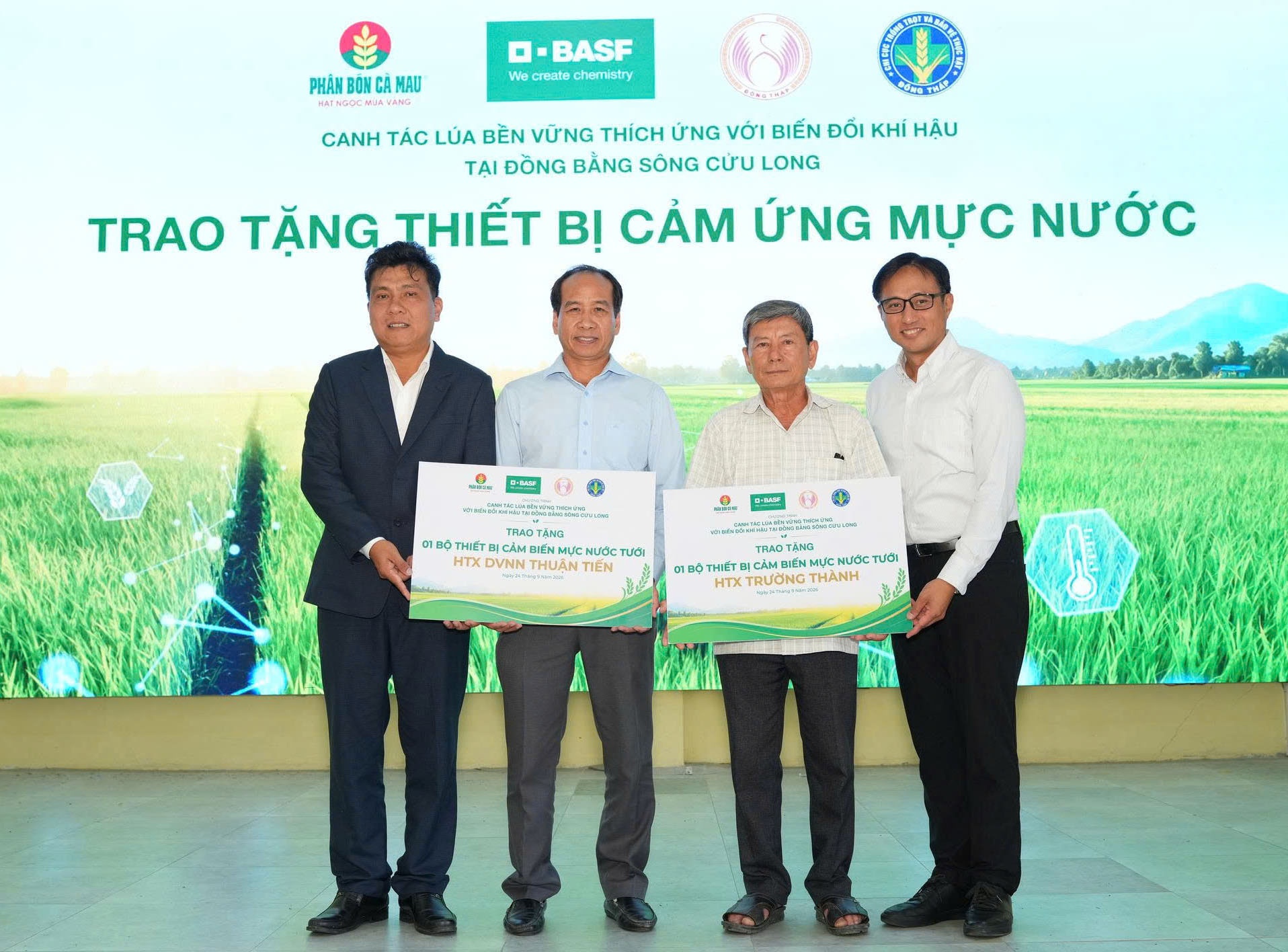 Các đơn vị tham gia dự án trao tặng tượng trưng thiết bị quản lý nước tưới ướt-khô xen kẽ (AWD) cho đại diện các hợp tác xã địa phương 
