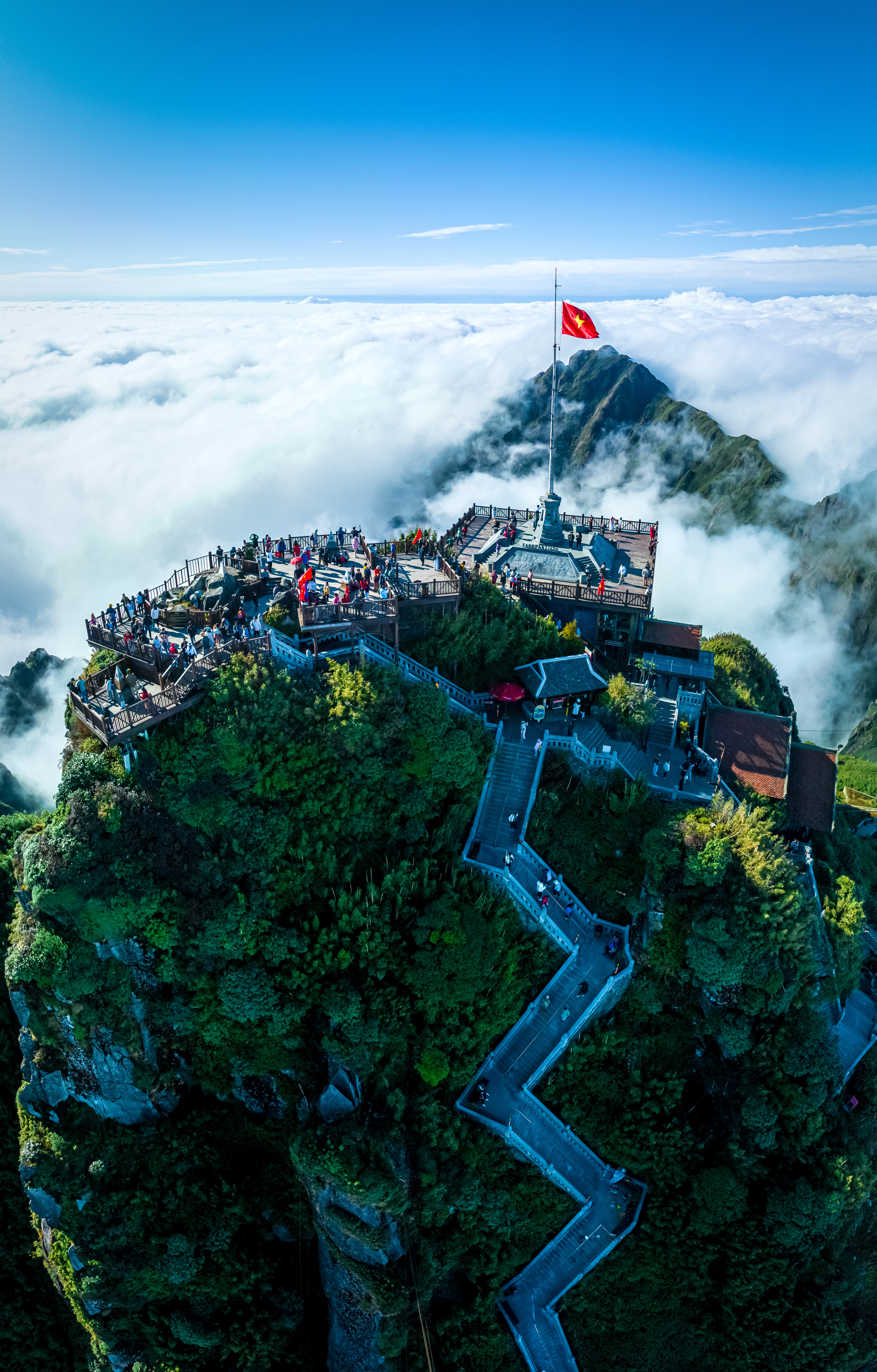 Đỉnh Fansipan cao 3.143 m giờ đây đã trở thành điểm đến được yêu thích hàng đầu miền Bắc nhờ được đầu tư bài bản, chuyên nghiệp và giàu bản sắc văn hóa. Đỉnh Fansipan cao 3.143 m giờ đây đã trở thành điểm đến được yêu thích hàng đầu miền Bắc nhờ được đầu tư bài bản, chuyên nghiệp và giàu bản sắc văn hóa.