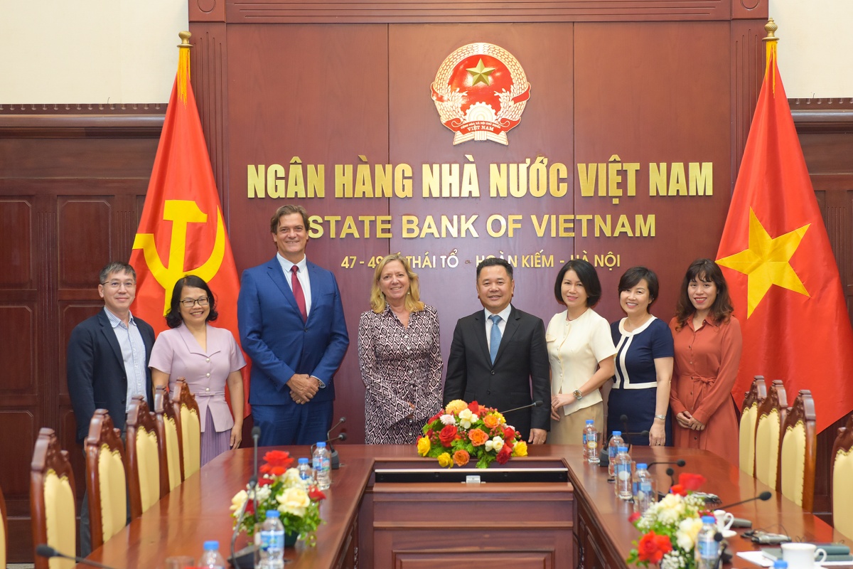 Phó Thống đốc Nguyễn Ngọc Cảnh cùng Đoàn công tác của WB chụp ảnh lưu niệm Phó Thống đốc Nguyễn Ngọc Cảnh cùng Đoàn công tác của WB chụp ảnh lưu niệm