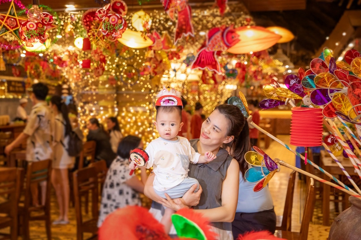 Vincom Moonifest: Lên đồ nhập hội, rước đèn đón may mùa Trung thu Vincom Moonifest: Lên đồ nhập hội, rước đèn đón may mùa Trung thu