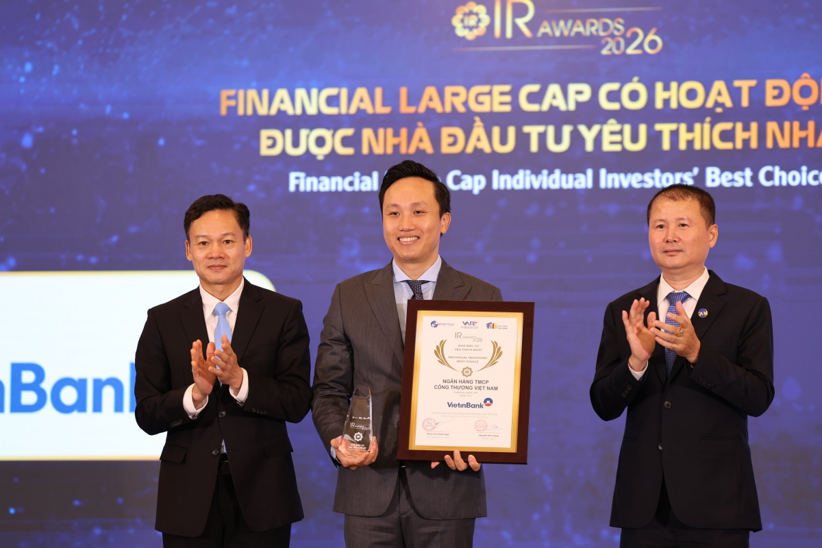 Ông Vương Huy Đông - Phó Ban Thư ký HĐQT&QHCĐ đại diện VietinBank nhận giải thưởng hạng mục “Financial Large Cap có hoạt động IR được Nhà đầu tư yêu thích nhất 2026”