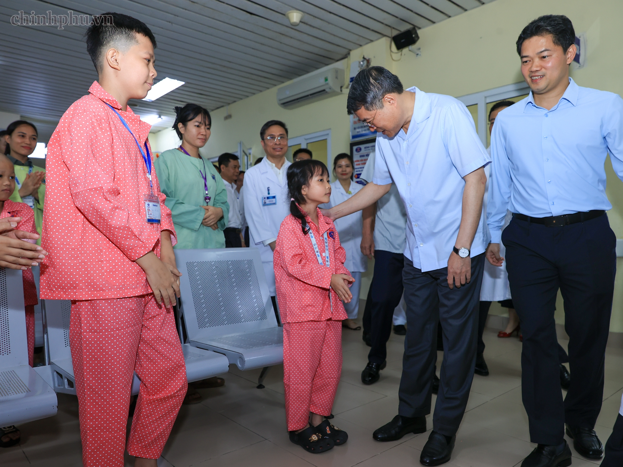Thủ tướng trao quà của Tổng Bí thư, Chủ tịch nước Tô Lâm tặng các bệnh nhi ung thư Thủ tướng trao quà của Tổng Bí thư, Chủ tịch nước Tô Lâm tặng các bệnh nhi ung thư- Ảnh 1.