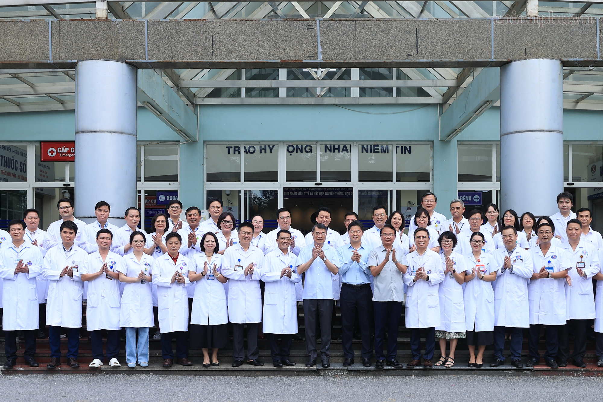 Thủ tướng trao quà của Tổng Bí thư, Chủ tịch nước Tô Lâm tặng các bệnh nhi ung thư Thủ tướng trao quà của Tổng Bí thư, Chủ tịch nước Tô Lâm tặng các bệnh nhi ung thư- Ảnh 7.