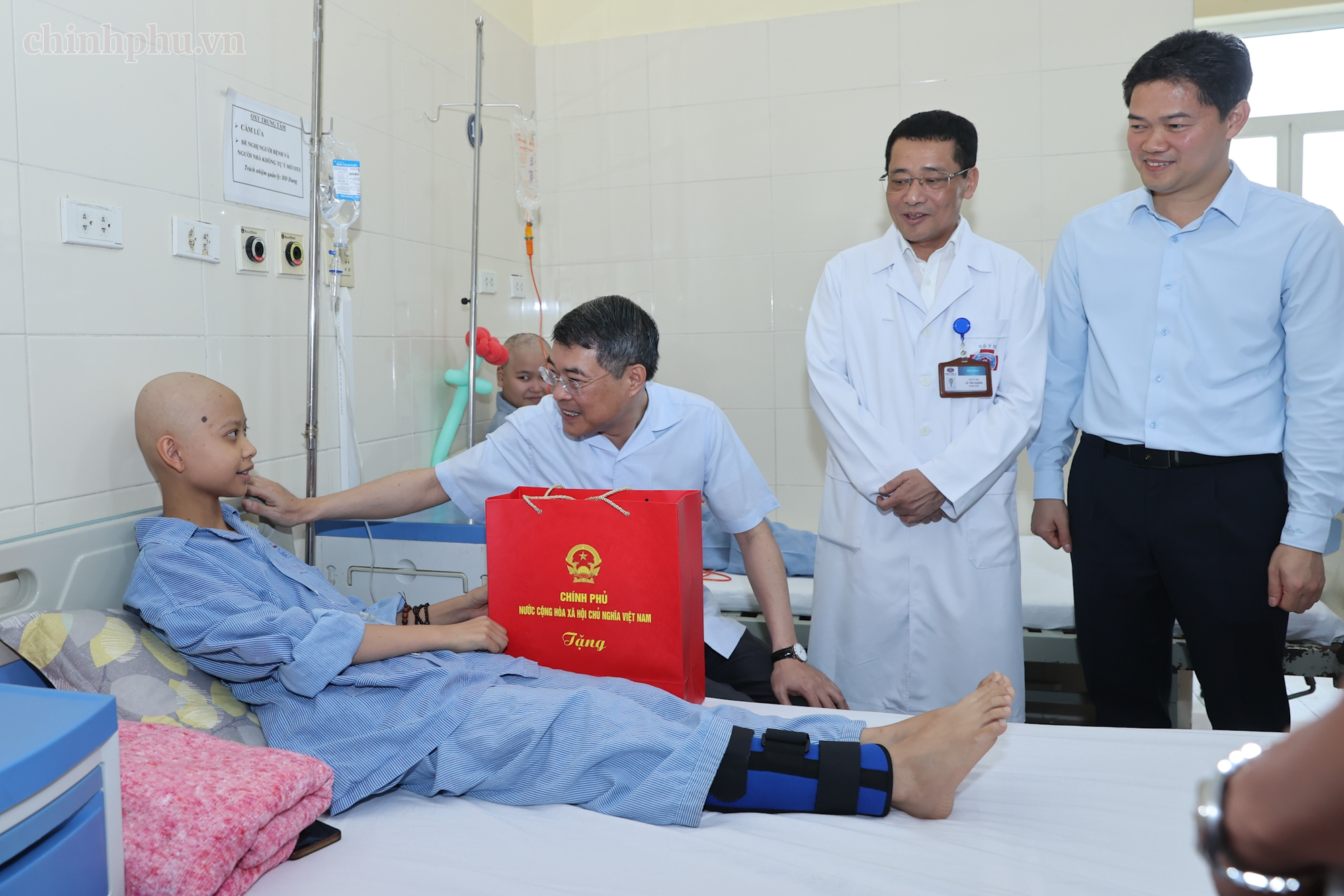 Thủ tướng trao quà của Tổng Bí thư, Chủ tịch nước Tô Lâm tặng các bệnh nhi ung thư Thủ tướng trao quà của Tổng Bí thư, Chủ tịch nước Tô Lâm tặng các bệnh nhi ung thư- Ảnh 6.