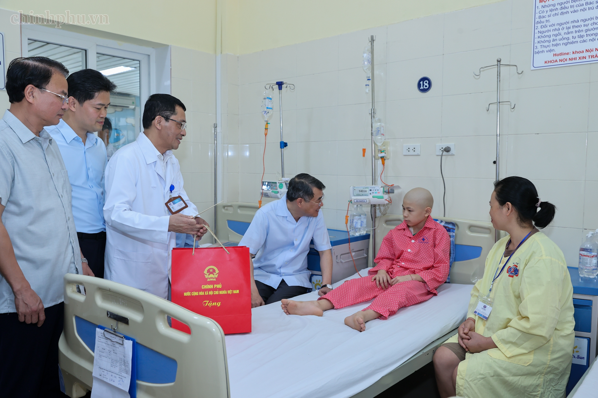 Thủ tướng trao quà của Tổng Bí thư, Chủ tịch nước Tô Lâm tặng các bệnh nhi ung thư Thủ tướng trao quà của Tổng Bí thư, Chủ tịch nước Tô Lâm tặng các bệnh nhi ung thư- Ảnh 5.