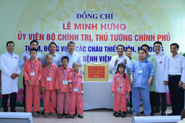 Thủ tướng trao quà của Tổng Bí thư, Chủ tịch nước Tô Lâm tặng các bệnh nhi ung thư