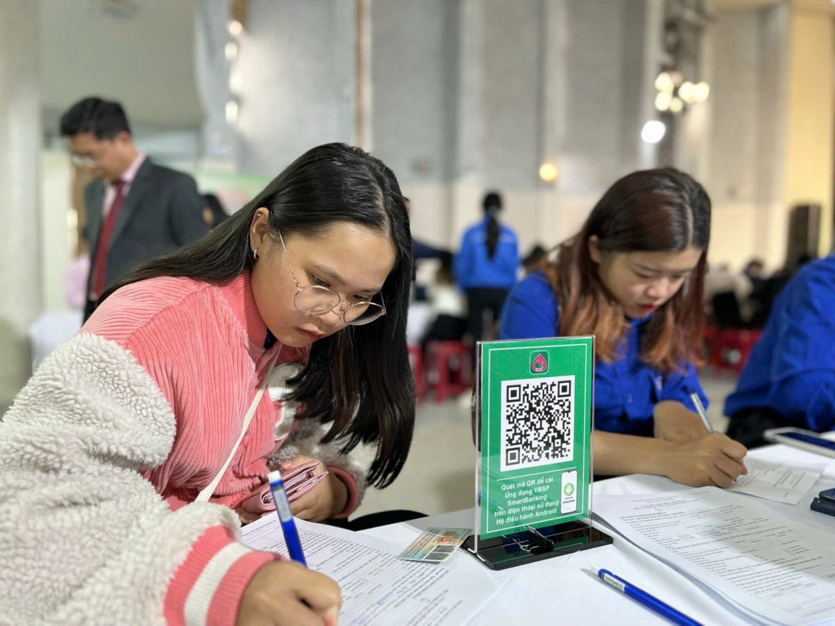 Mobile Banking đã và đang đưa dịch vụ ngân hàng về gần dân.