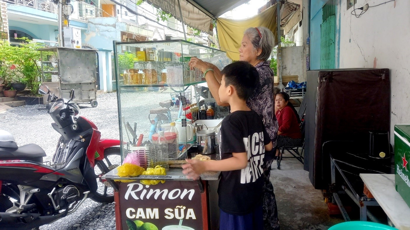 2/ Ba chị em Thảo, Xuân, Hiếu dần lớn lên bên ông bà và đã biết tự lo việc học, phụ giúp gia đình.