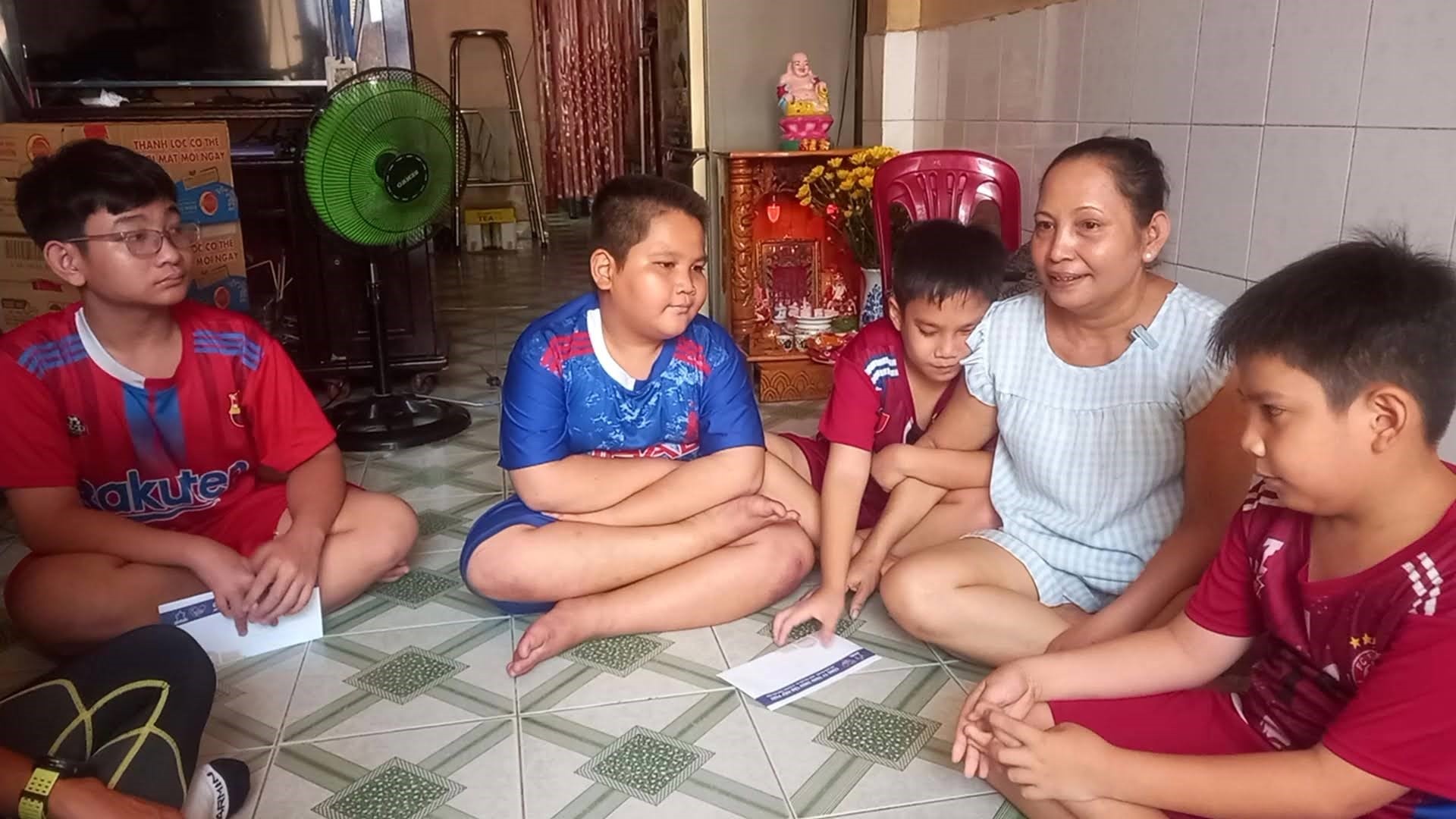 3/ Một mình lo cho bốn con, chị Sa Ren luôn canh cánh nỗi lo khi các con càng lớn, chi phí học tập và sinh hoạt càng nhiều