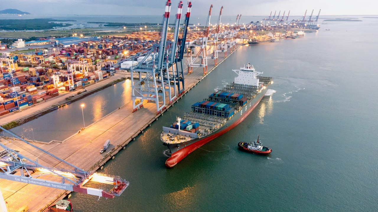 Hạ tầng logistics: Cần chuyển từ đầu tư riêng lẻ sang kết nối theo dòng hàng