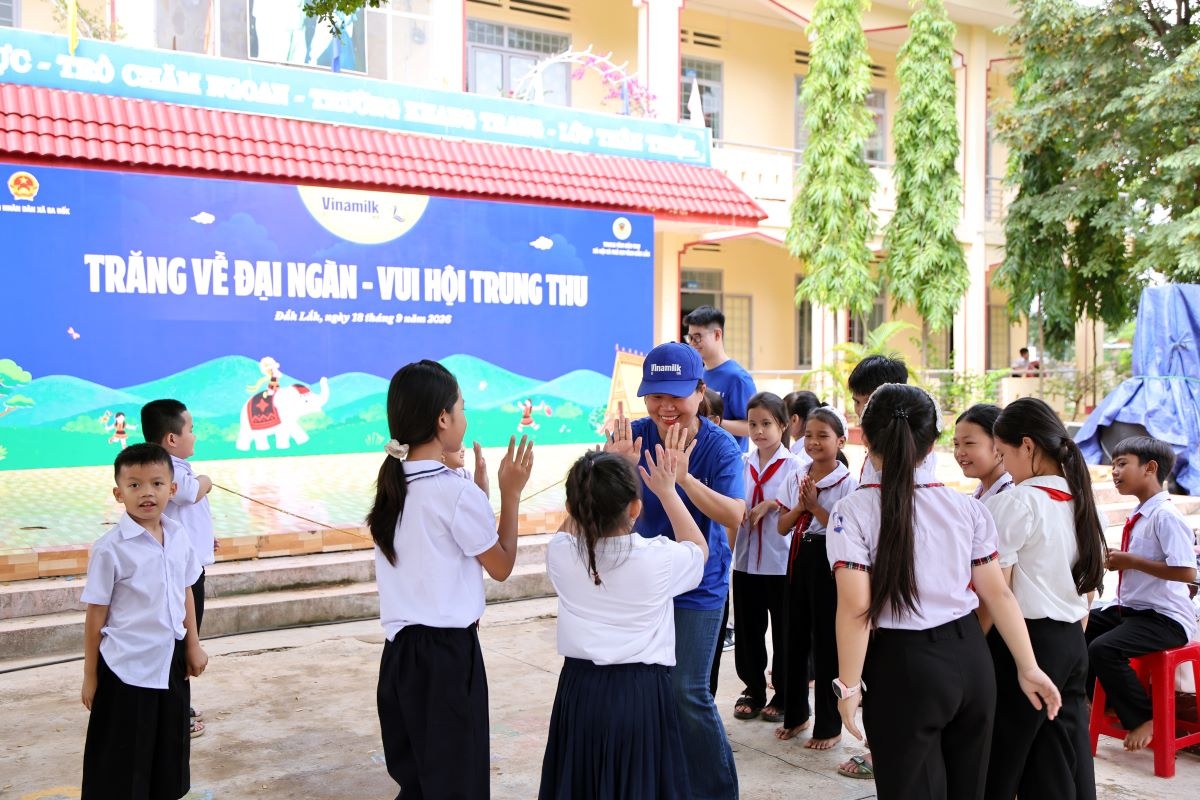 Các em nhỏ hào hứng tham gia trò chơi cùng nhân viên Vinamilk trong ngày hội trăng rằm (Ảnh: Nguyễn Hoàng). Các em nhỏ hào hứng tham gia trò chơi cùng nhân viên Vinamilk trong ngày hội trăng rằm (Ảnh: Nguyễn Hoàng).