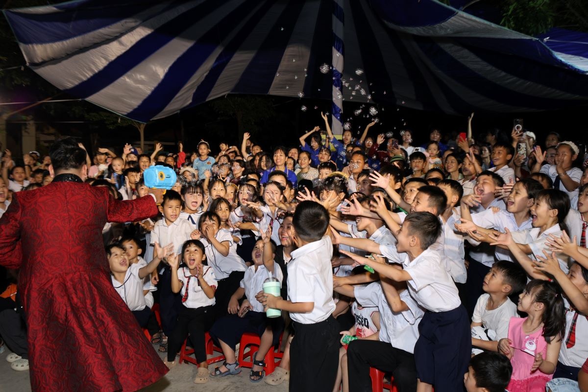 Không khí đêm hội thêm sôi động với các tiết mục văn nghệ, ảo thuật và giao lưu ca hát (Ảnh: Nguyễn Hoàng). Không khí đêm hội thêm sôi động với các tiết mục văn nghệ, ảo thuật và giao lưu ca hát (Ảnh: Nguyễn Hoàng).
