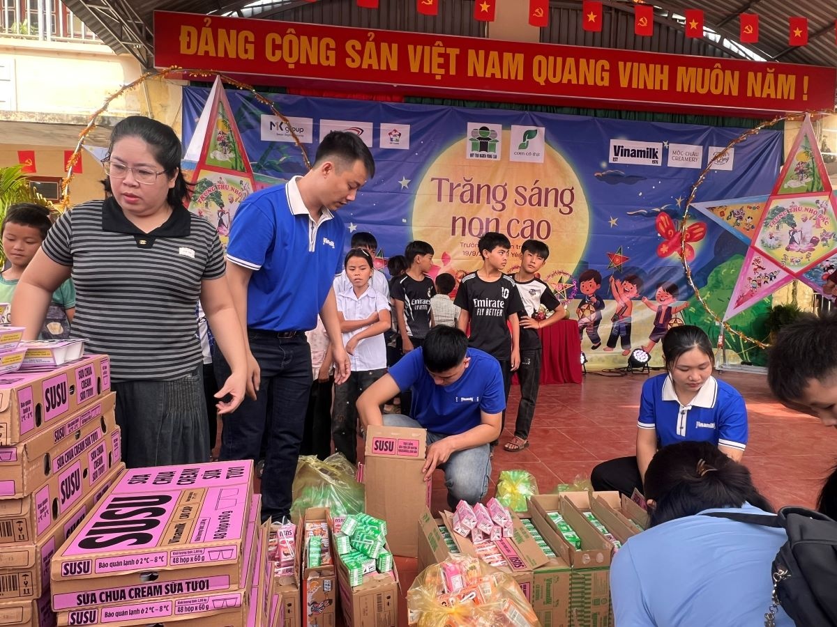 Khoảnh khắc em nhỏ cầm lồng đèn tham gia ngày hội Trung thu tại Ea Rốk (Ảnh: Nguyễn Hoàng). Khoảnh khắc em nhỏ cầm lồng đèn tham gia ngày hội Trung thu tại Ea Rốk (Ảnh: Nguyễn Hoàng).