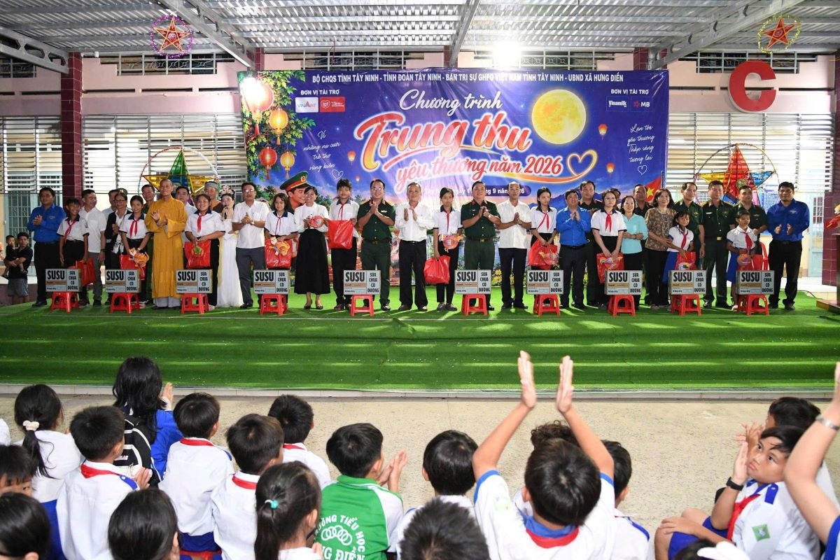 Chương trình Trung thu do Vinamilk đồng hành góp phần mang đến cho trẻ em Suối Tọ, Phù Yên, Sơn La một ngày hội giàu trải nghiệm và niềm vui (Ảnh: Minh Anh). Chương trình Trung thu do Vinamilk đồng hành góp phần mang đến cho trẻ em Suối Tọ, Phù Yên, Sơn La một ngày hội giàu trải nghiệm và niềm vui (Ảnh: Minh Anh).