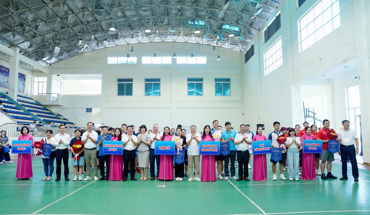 Đại diện lãnh đạo các đoẹn vị tặng cờ lưu niệm và hoa cho các đội Đại diện lãnh đạo các đoẹn vị tặng cờ lưu niệm và hoa cho các đội