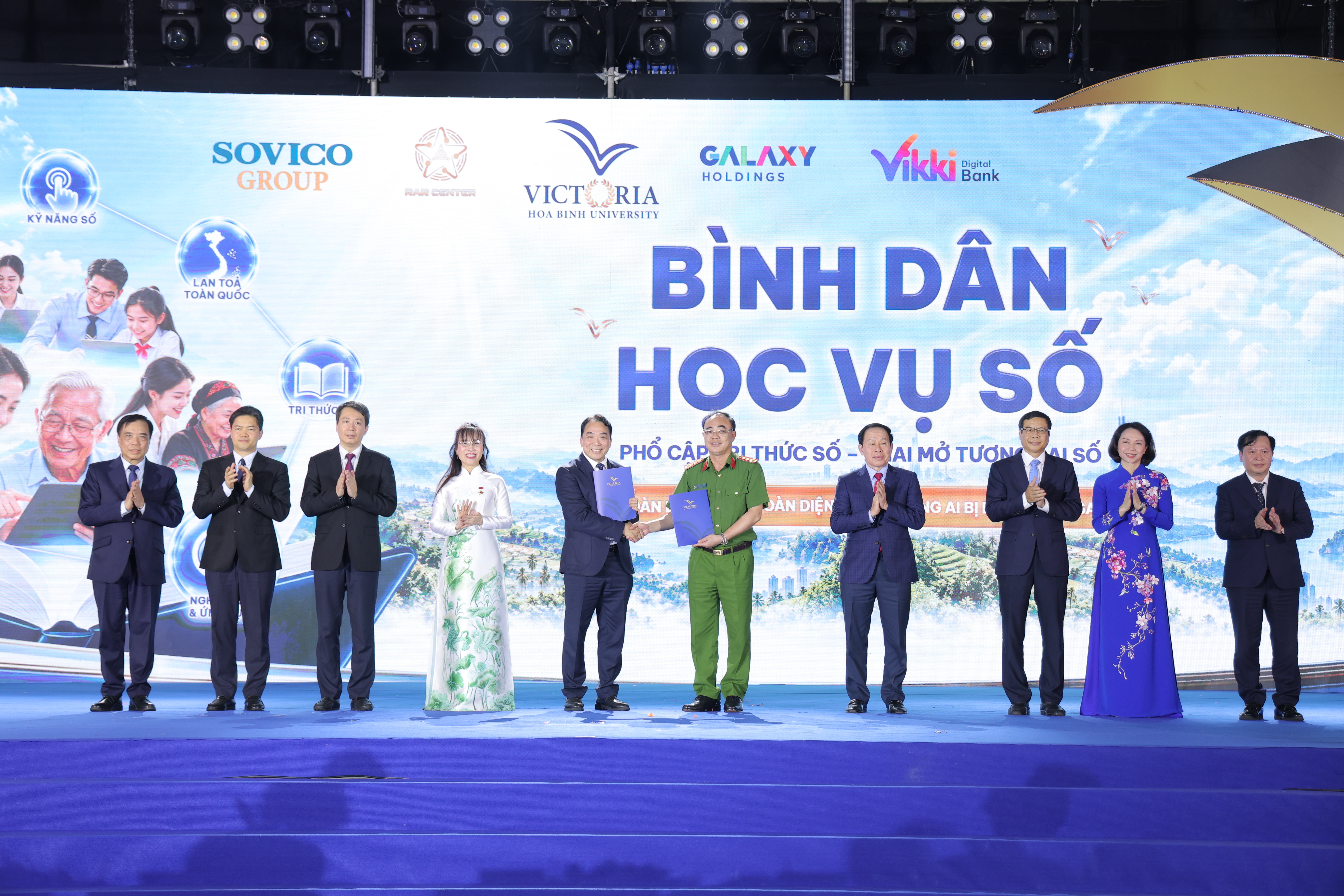 Phó Thủ tướng Lê Tiến Châu cùng các đại biểu chứng kiến Cục Cảnh sát quản lý hành chính về trật tự xã hội và Tập đoàn Sovico trao Biên bản ghi nhớ hợp tác Phó Thủ tướng Lê Tiến Châu cùng các đại biểu chứng kiến Cục Cảnh sát quản lý hành chính về trật tự xã hội và Tập đoàn Sovico trao Biên bản ghi nhớ hợp tác