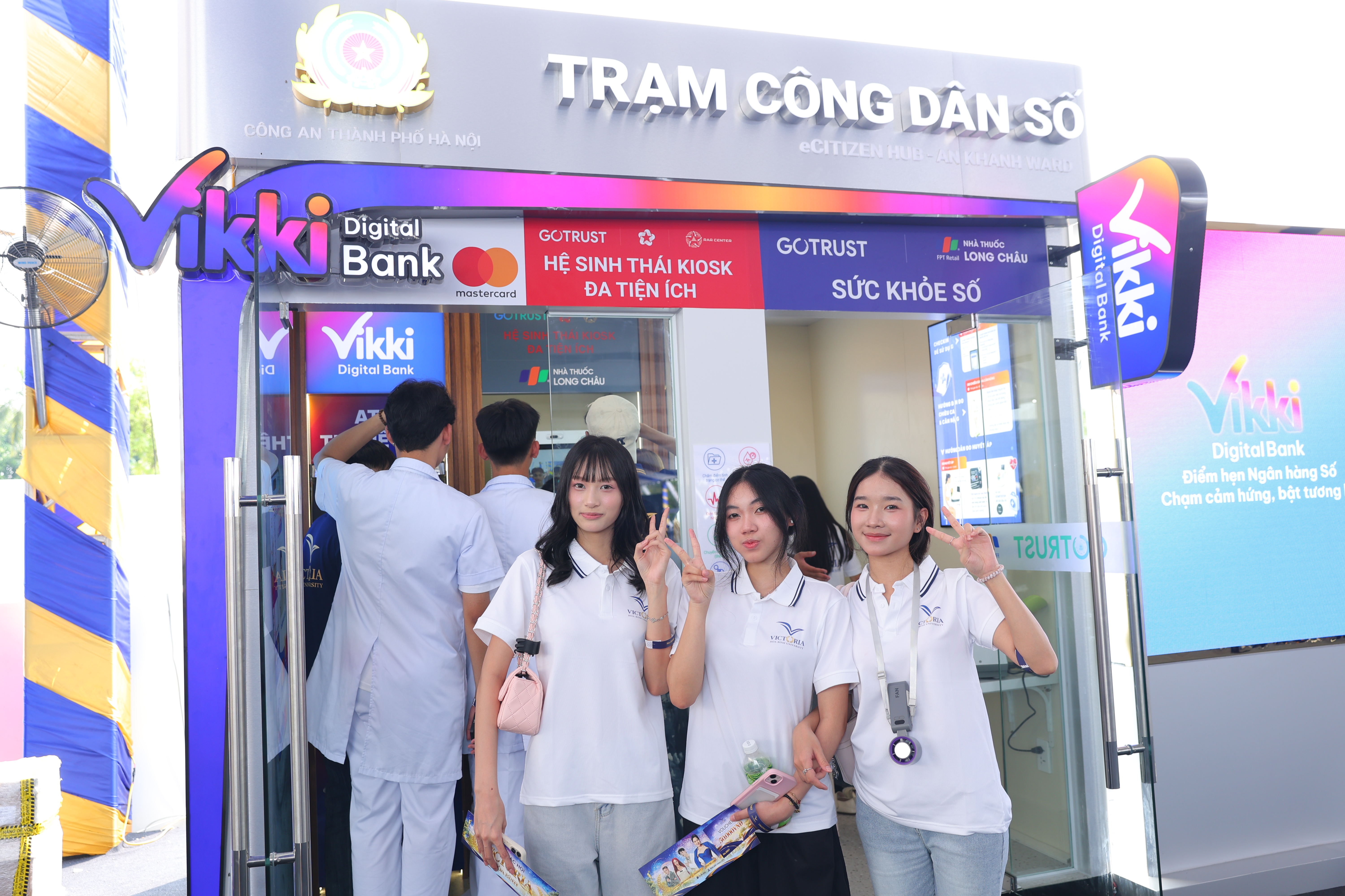 Sinh viên hào hứng trải nghiệm các tiện ích tài chính – y tế tại Trạm Công dân số Sinh viên hào hứng trải nghiệm các tiện ích tài chính – y tế tại Trạm Công dân số