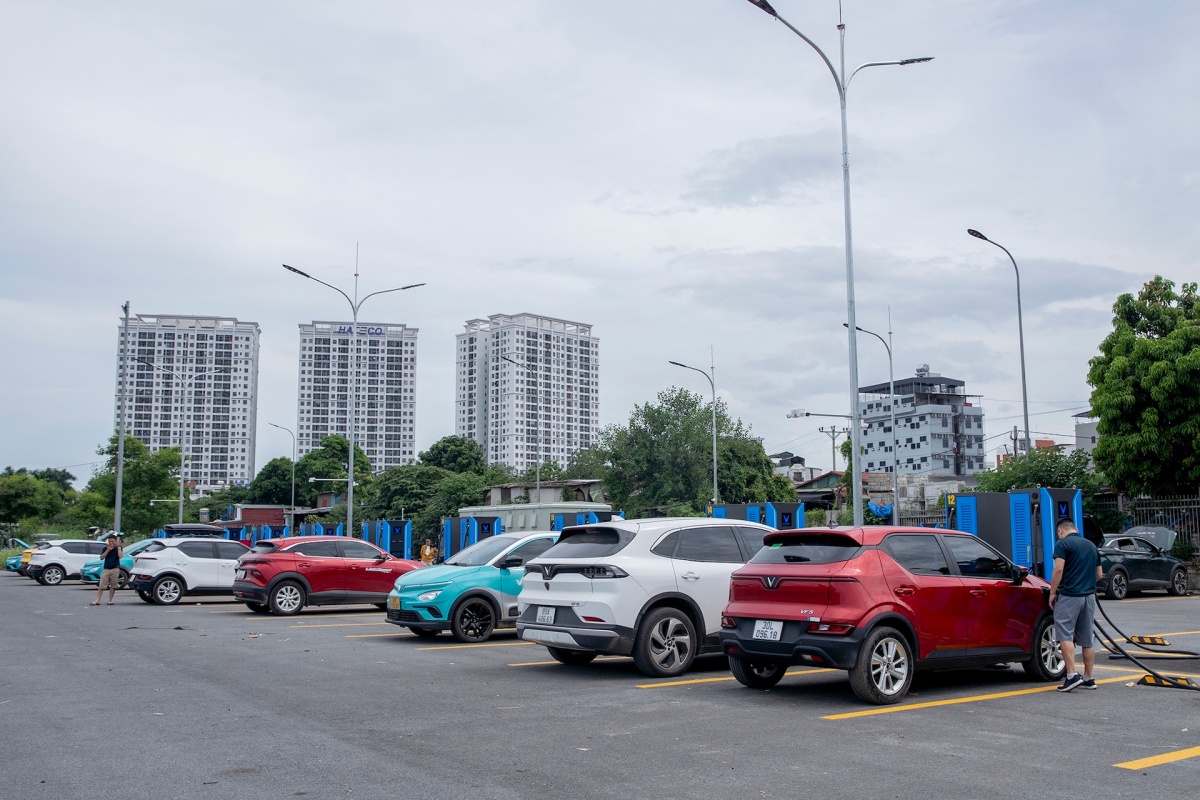 Trạm sạc xe điện tại bãi đỗ xe Minh Khai, Hà Nội