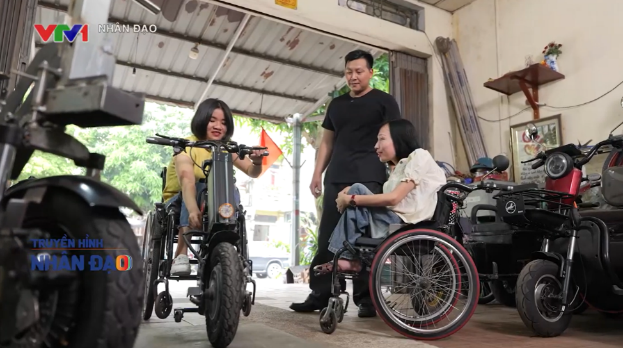 3/ Với chị Nga, mỗi chiếc xe không chỉ là phương tiện đi lại mà còn là “đôi chân thứ hai”, giúp người khuyết tật chủ động hơn trong cuộc sống. 3/ Với chị Nga, mỗi chiếc xe không chỉ là phương tiện đi lại mà còn là “đôi chân thứ hai”, giúp người khuyết tật chủ động hơn trong cuộc sống.