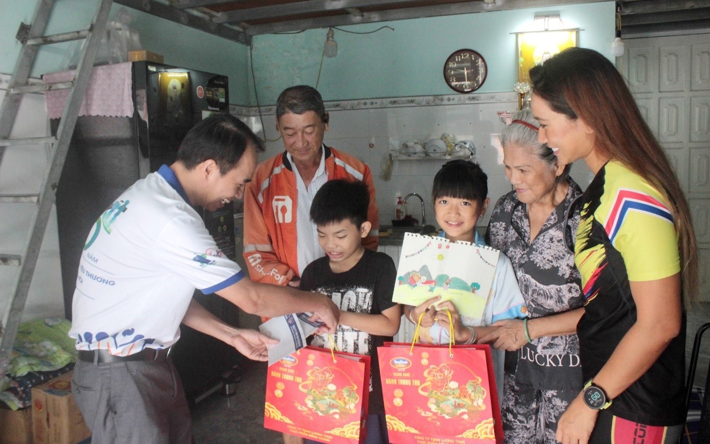 3/ Những chuyến thăm đã trở nên quen thuộc, được các em và gia đình mong chờ. 3/ Những chuyến thăm đã trở nên quen thuộc, được các em và gia đình mong chờ.