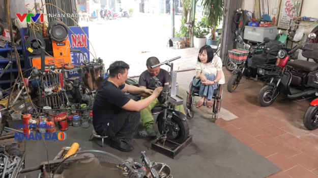 4/ Tại xưởng, những người khuyết tật được bố trí công việc phù hợp với khả năng, từng bước lấy lại sự tự tin trong lao động. 4/ Tại xưởng, những người khuyết tật được bố trí công việc phù hợp với khả năng, từng bước lấy lại sự tự tin trong lao động.