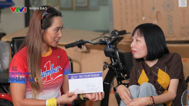 5/ Đại diện Tân Hiệp Phát gặp gỡ chị Lâm Thị Nga trong hành trình “Nối trọn yêu thương”. 5/ Đại diện Tân Hiệp Phát gặp gỡ chị Lâm Thị Nga trong hành trình “Nối trọn yêu thương”.