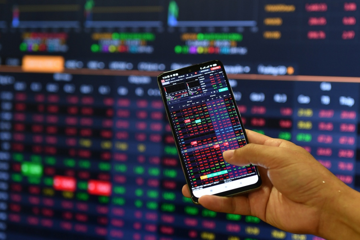 Dòng tiền tập trung tại nhóm dầu khí và bảo hiểm, giúp VN-Index thu hẹp đáng kể đà giảm trong phiên 28/9. Dòng tiền tập trung tại nhóm dầu khí và bảo hiểm, giúp VN-Index thu hẹp đáng kể đà giảm trong phiên 28/9.