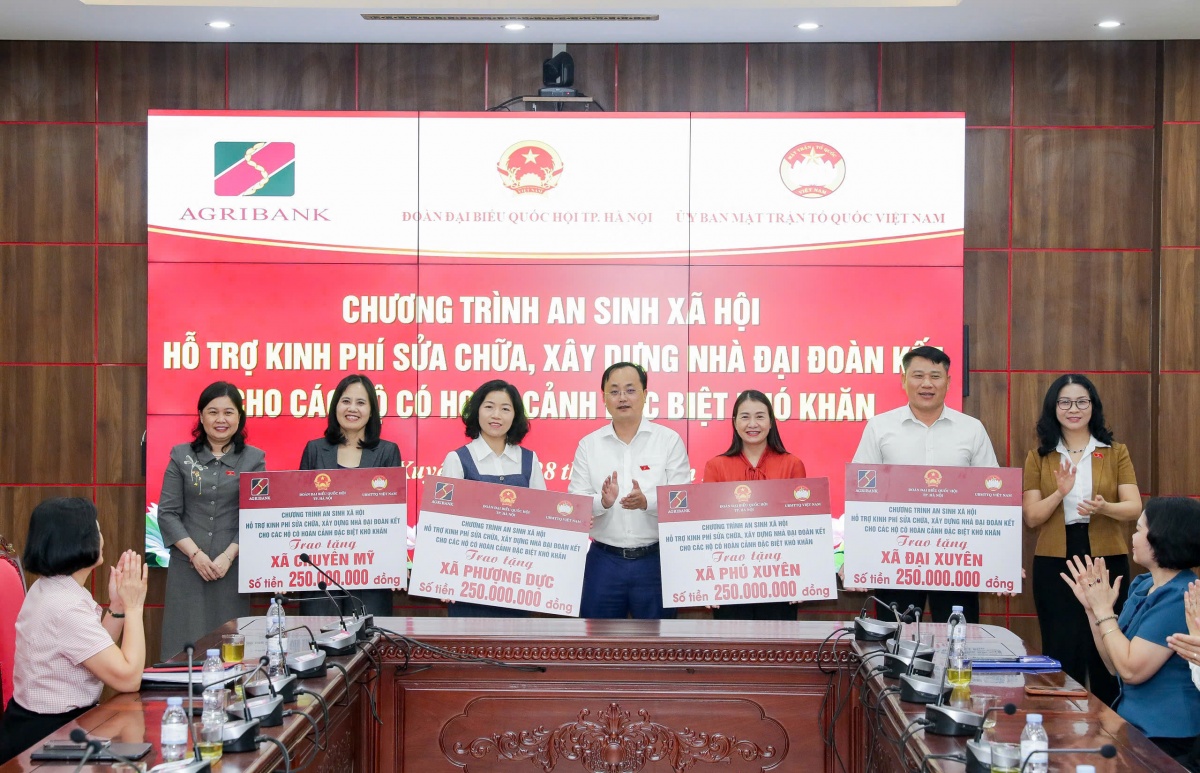 Đồng chí Tô Huy Vũ trao biểu trưng 1 tỷ đồng của Agribank hỗ trợ sửa chữa, xây dựng Nhà Đại đoàn kết cho các hộ gia đình có hoàn cảnh đặc biệt khó khăn tại 4 xã Phú Xuyên, Chuyên Mỹ, Phượng Dực và Đại Xuyên Đồng chí Tô Huy Vũ trao biểu trưng 1 tỷ đồng của Agribank hỗ trợ sửa chữa, xây dựng Nhà Đại đoàn kết cho các hộ gia đình có hoàn cảnh đặc biệt khó khăn tại 4 xã Phú Xuyên, Chuyên Mỹ, Phượng Dực và Đại Xuyên