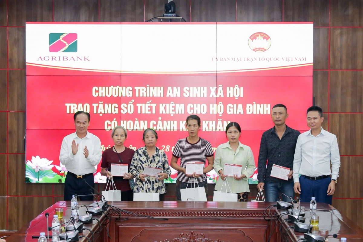 Đồng chí Trần Văn Dũng, thành viên HĐTV Agribank trao sổ tiết kiệm cho hộ dân có hoàn cảnh khó khăn Đồng chí Trần Văn Dũng, thành viên HĐTV Agribank trao sổ tiết kiệm cho hộ dân có hoàn cảnh khó khăn