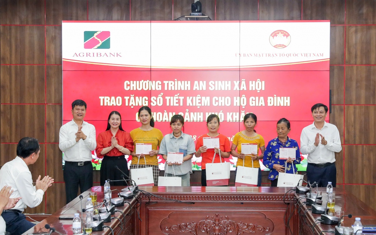 Đại diện Agribank các Chi nhánh trao sổ tiết kiệm cho các hộ dân có hoàn cảnh khó khăn Đại diện Agribank các Chi nhánh trao sổ tiết kiệm cho các hộ dân có hoàn cảnh khó khăn