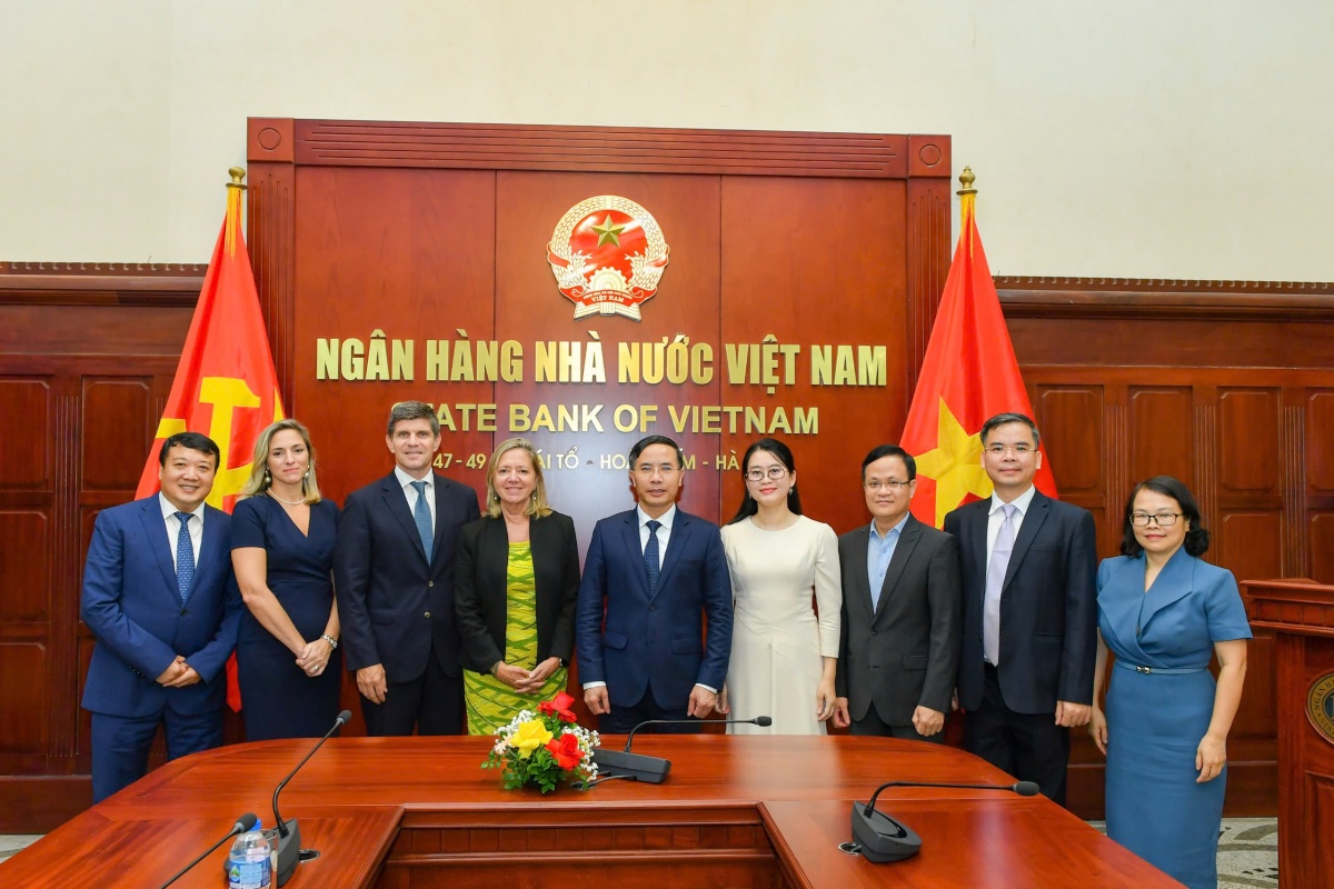 Thống đốc Phạm Đức Ấn chụp ảnh lưu niệm với đoàn công tác của IFC Thống đốc Phạm Đức Ấn chụp ảnh lưu niệm với đoàn công tác của IFC