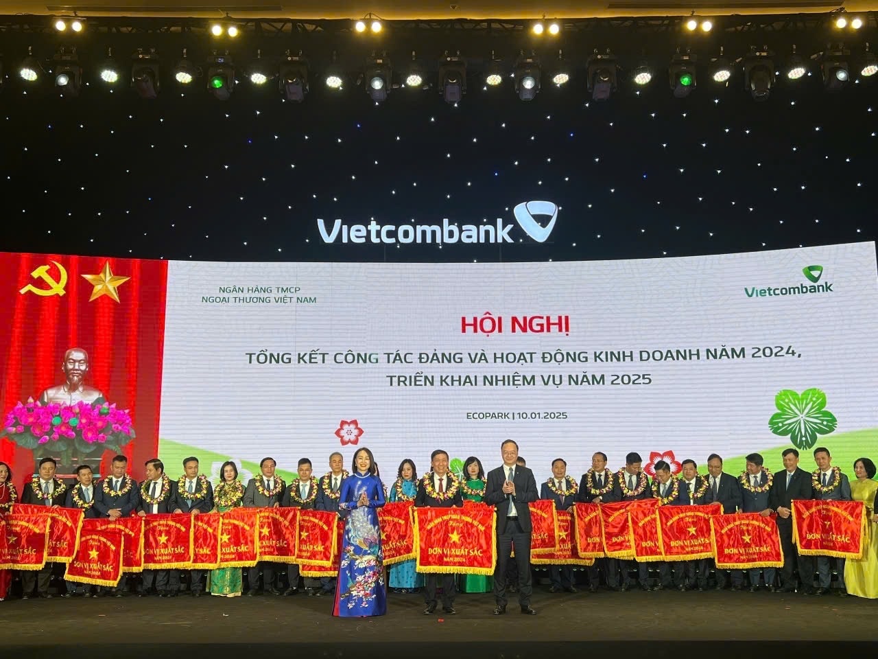 30 năm Vietcombank Đắk Lắk: Khơi nguồn dòng chảy, rạng rỡ đại ngàn 30 năm Vietcombank Đắk Lắk: Khơi nguồn dòng chảy, rạng rỡ đại ngàn