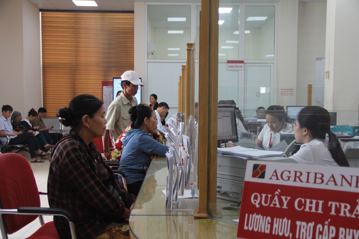 Không chỉ đảm bảo cung ứng vốn, các tổ chức tín dụng còn nỗ lực tiết giảm chi phí, tạo điều kiện hạ lãi suất để đồng hành cùng doanh nghiệp bứt phá Không chỉ đảm bảo cung ứng vốn, các tổ chức tín dụng còn nỗ lực tiết giảm chi phí, tạo điều kiện hạ lãi suất để đồng hành cùng doanh nghiệp bứt phá