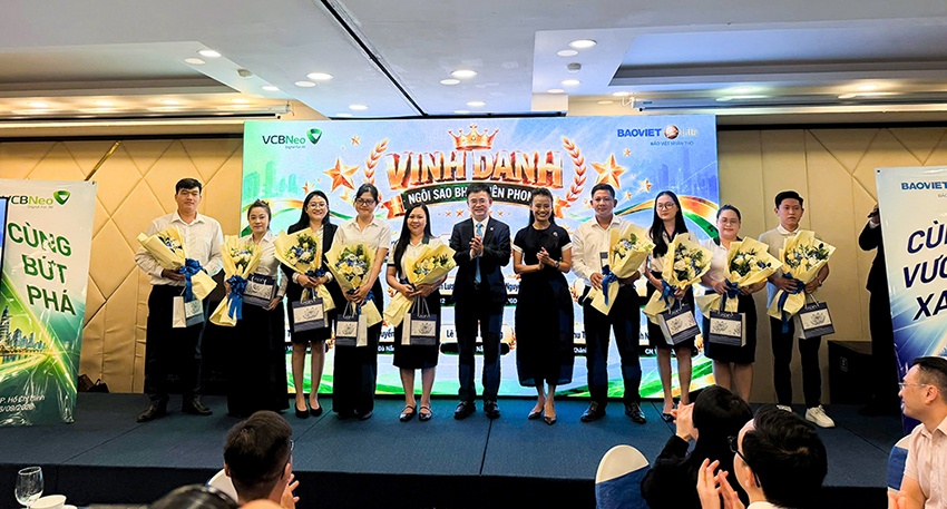 Giao lưu cùng các cán bộ bán hàng xuất sắc, vinh danh và phát động.