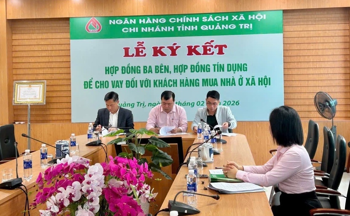 Lễ ký kết hợp đồng ba bên và hợp đồng tín dụng cho vay mua nhà ở xã hội do Ngân hàng Chính sách xã hội chi nhánh tỉnh Quảng Trị tổ chức. Lễ ký kết hợp đồng ba bên và hợp đồng tín dụng cho vay mua nhà ở xã hội do Ngân hàng Chính sách xã hội chi nhánh tỉnh Quảng Trị tổ chức.