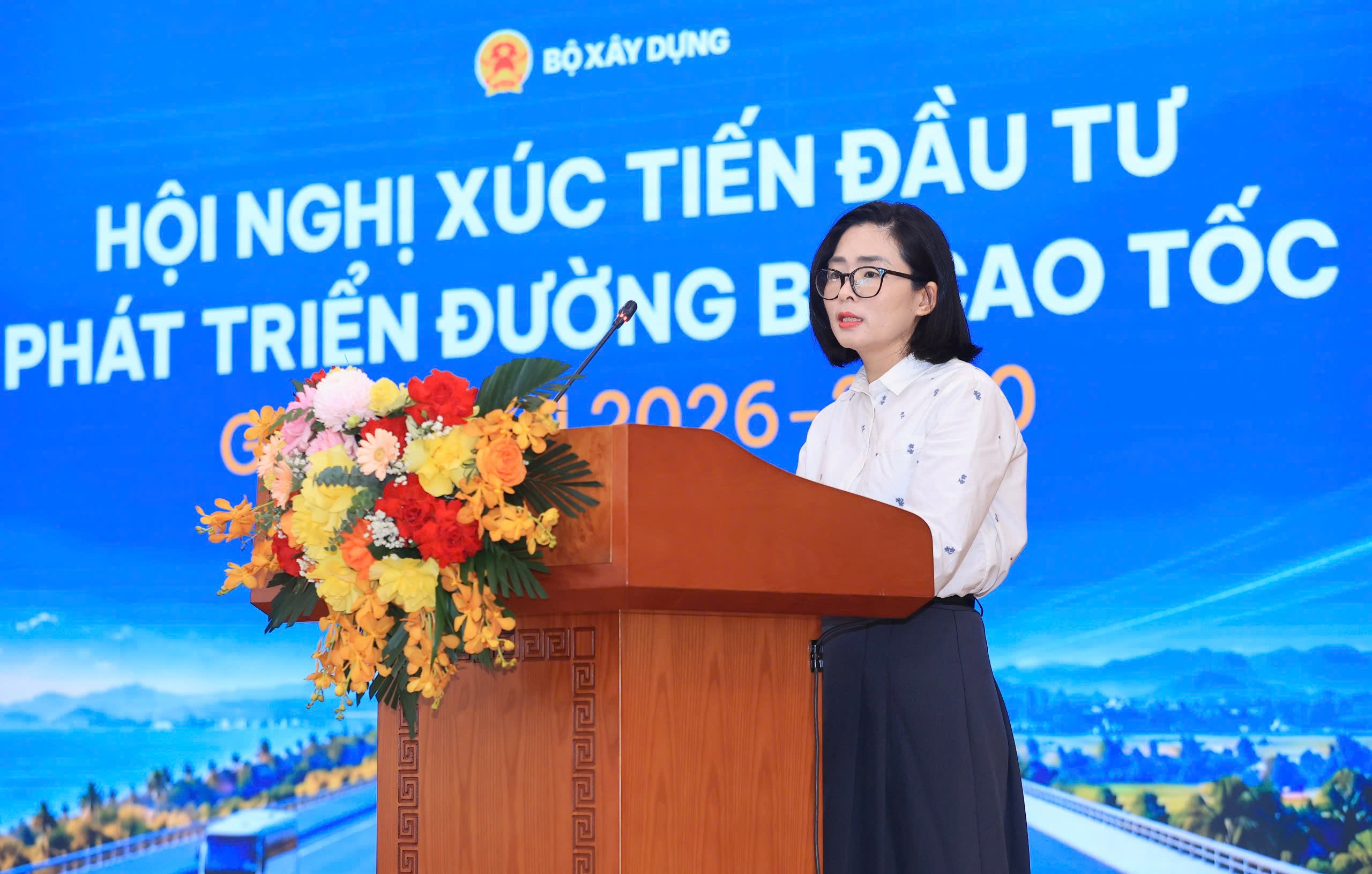 Bà Nguyễn Thị Thu Hà, Phó chánh Văn phòng PPP, Cục Quản lý đấu thầu (Bộ Tài chính) phát biểu Bà Nguyễn Thị Thu Hà, Phó chánh Văn phòng PPP, Cục Quản lý đấu thầu (Bộ Tài chính) phát biểu