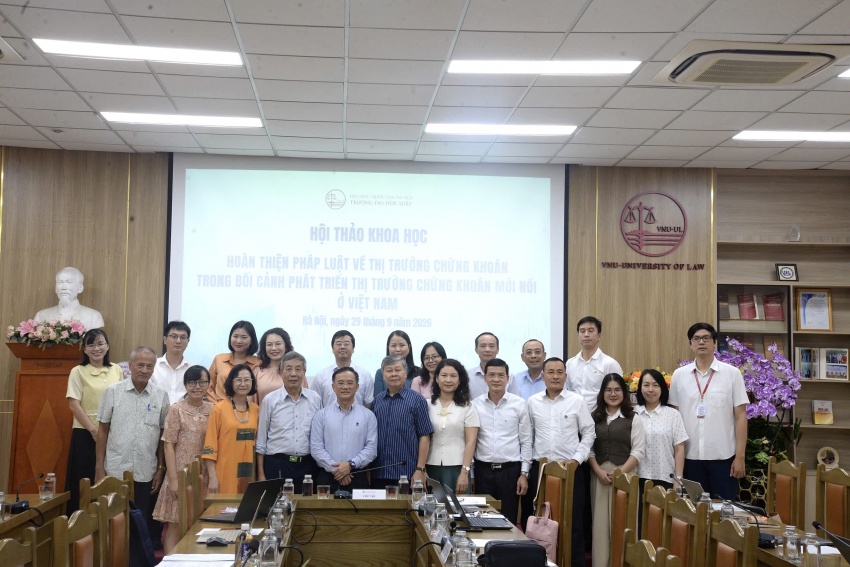 Các vị đại biểu chụp ảnh lưu niệm tại Hội thảo Các vị đại biểu chụp ảnh lưu niệm tại Hội thảo