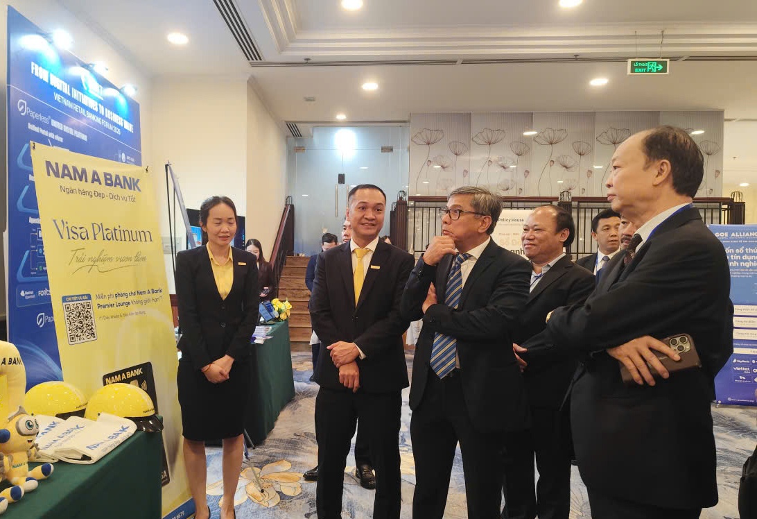 Lãnh đạo đơn vị tổ chức, ngân hàng và doanh nghiệp công nghệ tài chính tham quan các sản phẩm mới ứng dụng AI trong hoạt động tín dụng - Ảnh: Thạch Bình 