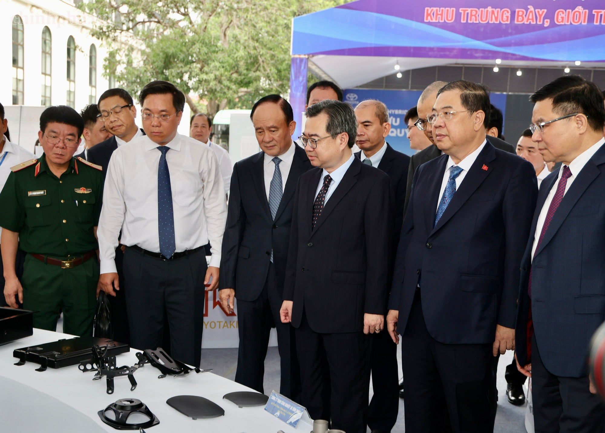 Phó Thủ tướng Thường trực và các đại biểu tham quan gian trưng bày sản phẩm tại Hội thảo - Ảnh: chinhphu.vn/Phương Nguyên. Phó Thủ tướng Thường trực và các đại biểu tham quan gian trưng bày sản phẩm tại Hội thảo - Ảnh: chinhphu.vn/Phương Nguyên.