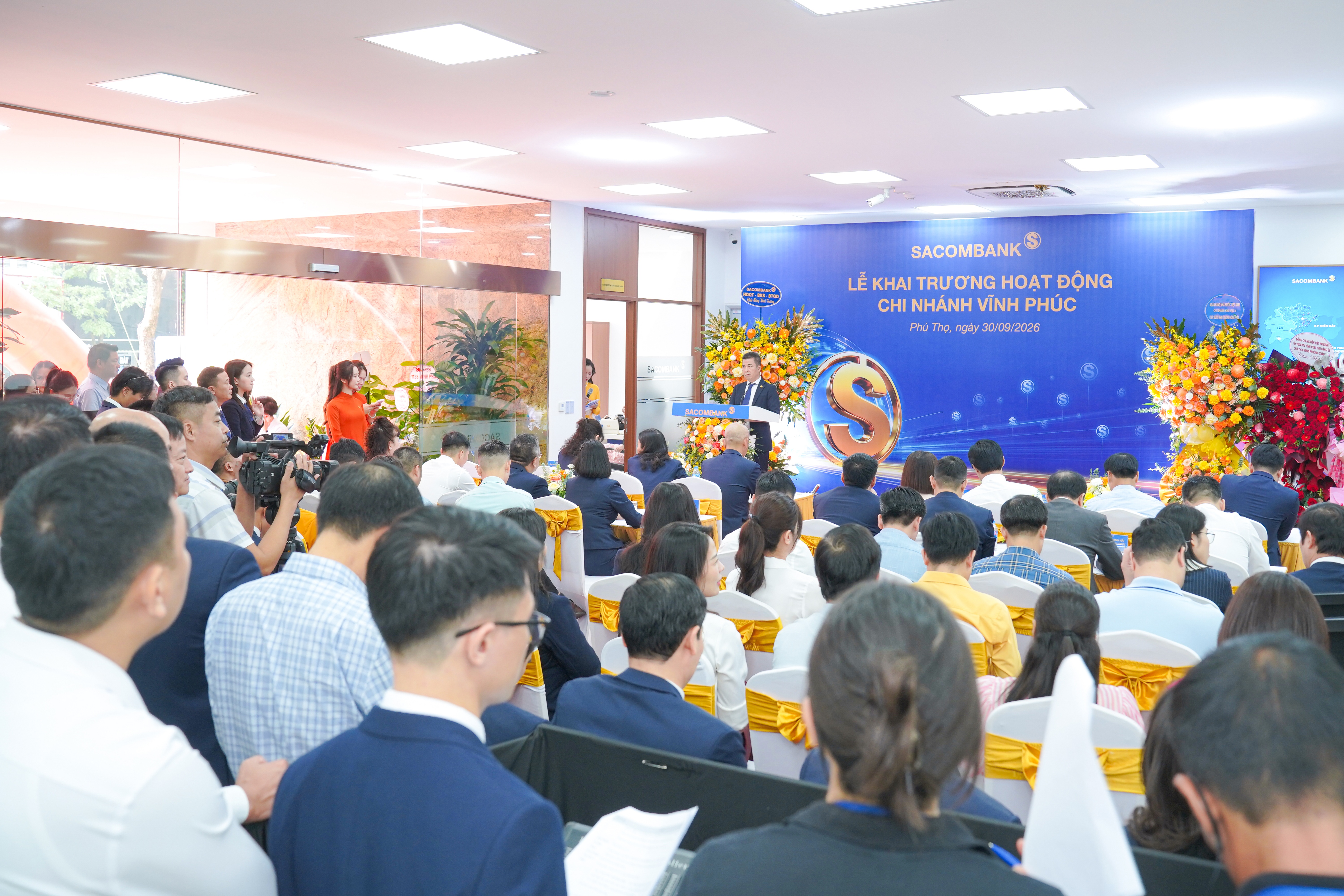 Ông Nguyễn Hoàng Hải - Phó Tổng giám đốc SACOMBANK phát biểu chúc mừng và giao nhiệm vụ cho Chi nhánh Vĩnh Phúc tại Lễ khai trương Ông Nguyễn Hoàng Hải - Phó Tổng giám đốc SACOMBANK phát biểu chúc mừng và giao nhiệm vụ cho Chi nhánh Vĩnh Phúc tại Lễ khai trương