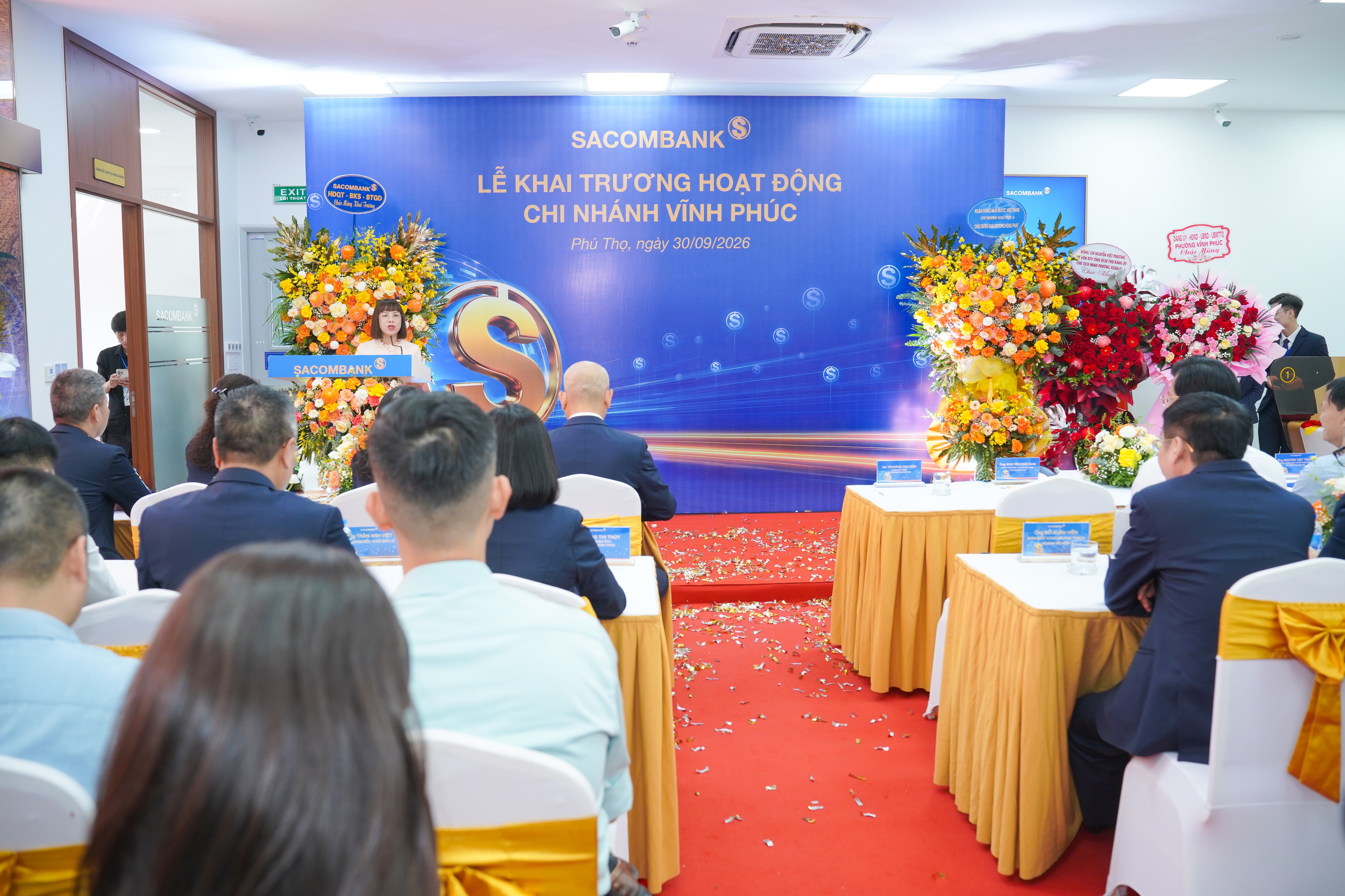 Bà Trương Thu Hòa - Giám đốc Ngân hàng nhà nước Việt Nam, Chi nhánh Khu vực 4 phát biểu tại Lễ khai trương Chi nhánh Vĩnh Phúc Bà Trương Thu Hòa - Giám đốc Ngân hàng nhà nước Việt Nam, Chi nhánh Khu vực 4 phát biểu tại Lễ khai trương Chi nhánh Vĩnh Phúc