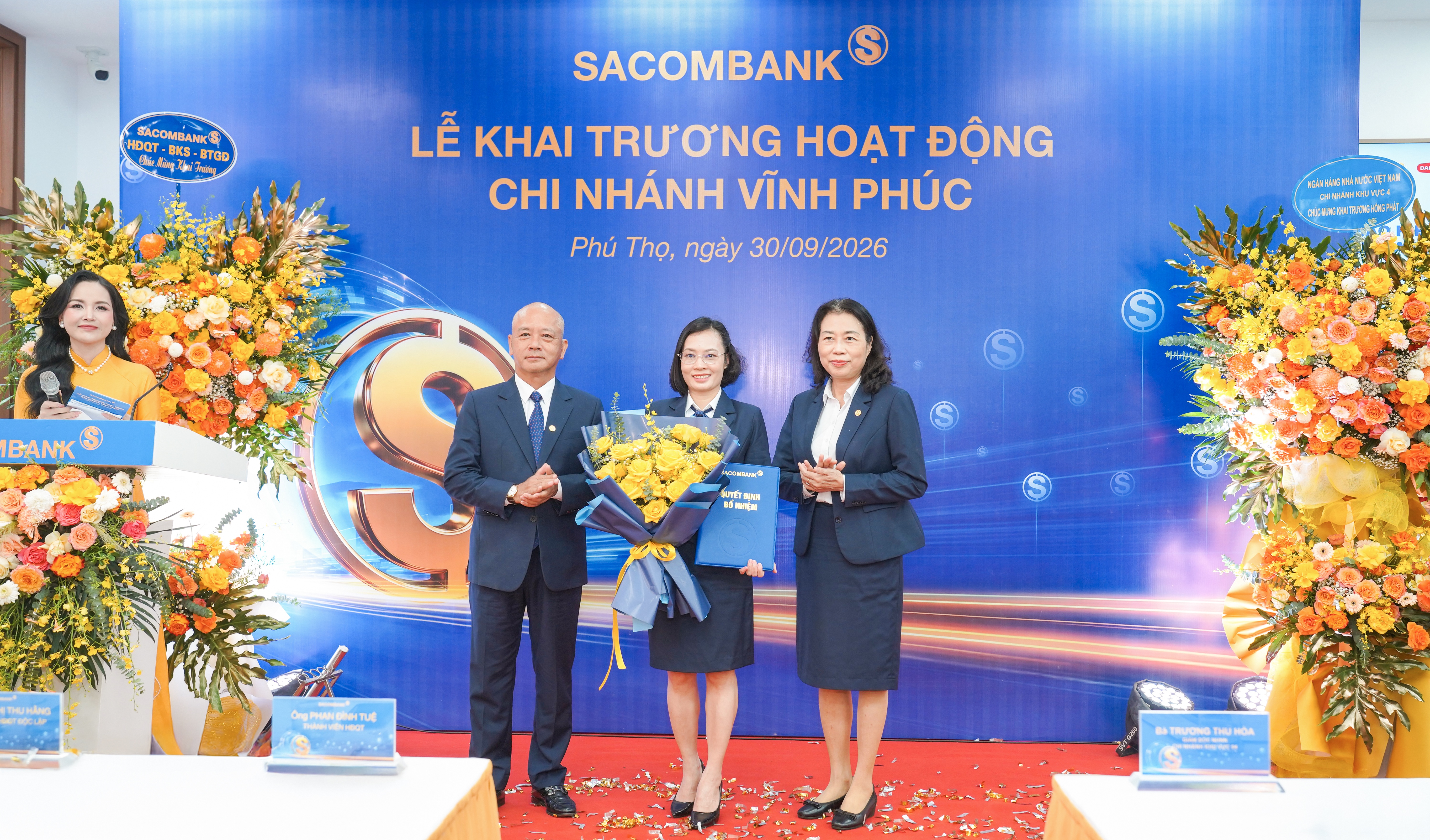 Đại diện Ban Lãnh đạo SACOMBANK trao quyết định và hoa chúc mừng bà Phùng Thị Thúy - Quyền Giám đốc Chi nhánh Vĩnh Phúc Đại diện Ban Lãnh đạo SACOMBANK trao quyết định và hoa chúc mừng bà Phùng Thị Thúy - Quyền Giám đốc Chi nhánh Vĩnh Phúc