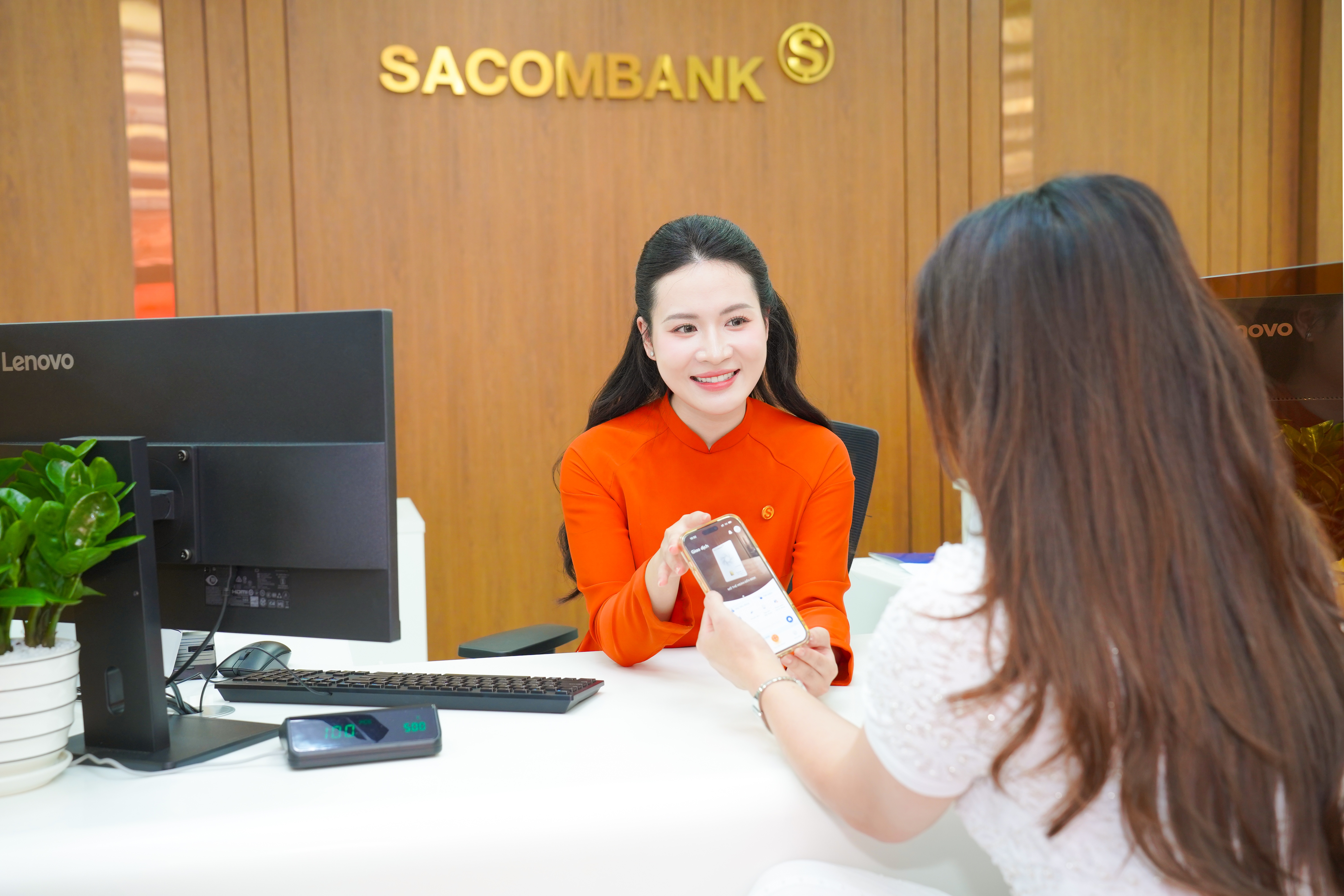 SACOMBANK Chi nhánh Vĩnh Phúc đón những khách hàng đầu tiên đến giao dịch tại trụ sở mới, khởi đầu hành trình phục vụ và đồng hành cùng khách hàng trên địa bàn SACOMBANK Chi nhánh Vĩnh Phúc đón những khách hàng đầu tiên đến giao dịch tại trụ sở mới, khởi đầu hành trình phục vụ và đồng hành cùng khách hàng trên địa bàn